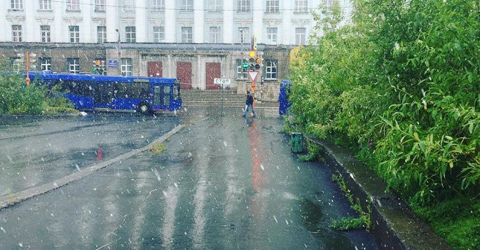 Tuyết rơi bất thường giữa mùa hè, phủ kín thành phố của Nga