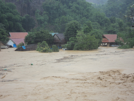 ‘Cả thị trấn bị nhấn chìm chỉ sau một giờ’ lũ đổ về Nghệ An