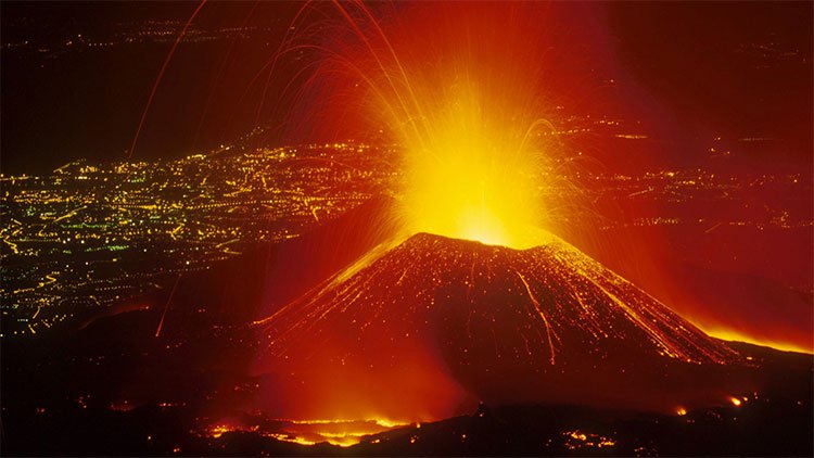 Núi lửa lớn nhất châu Âu có thể trượt xuống biển gây sóng thần