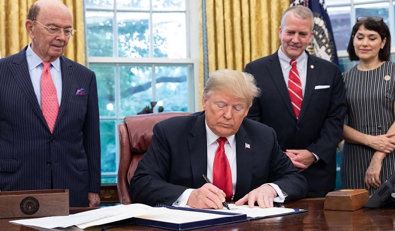 Ông Trump ký dự luật “bật đèn xanh” cho việc làm sạch rác đại dương