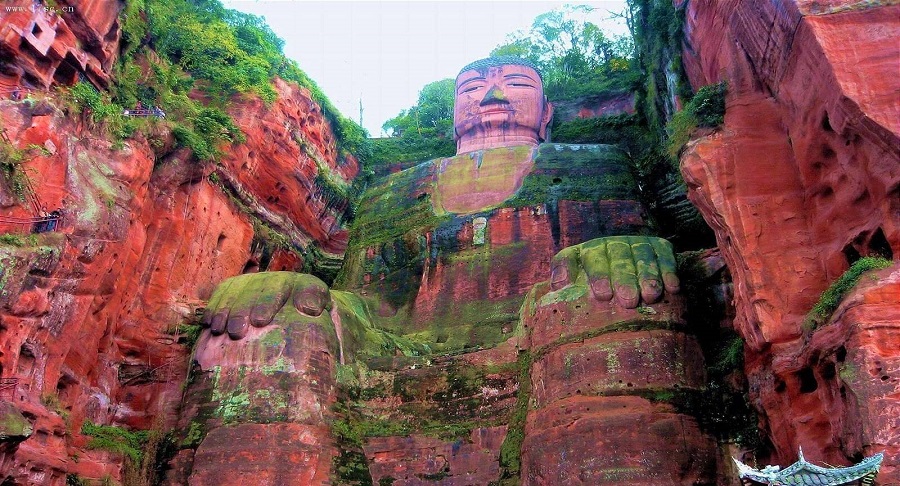 Xuất hiện vết nứt trên tượng Lạc Sơn Đại Phật, phải chăng là điềm báo về điều gì?