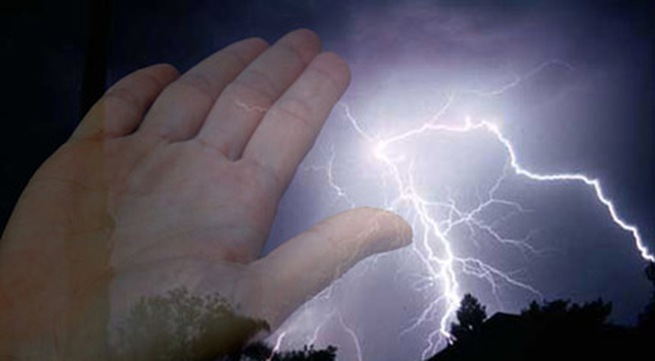 Tiếng sét thần kỳ đánh chết kẻ ác, người tốt sống lại