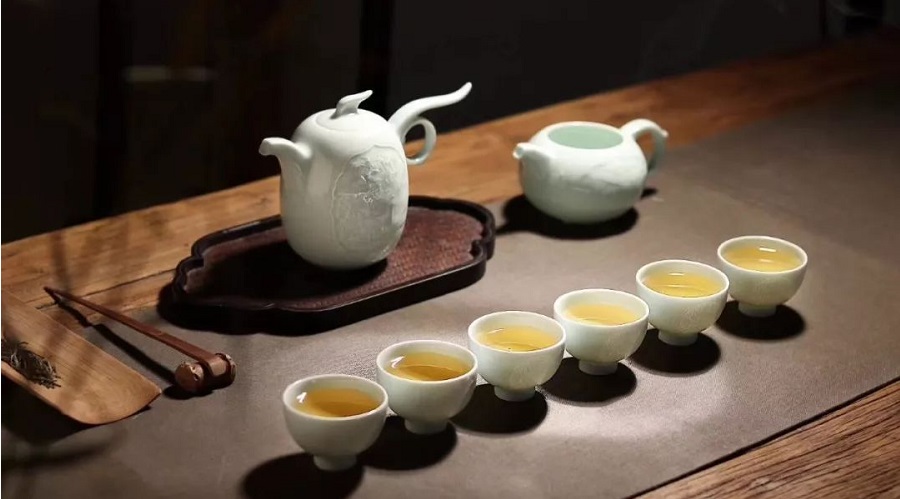 Khi uống trà nóng muốn bỏng tay, vì sao tách trà phương Đông lại thường không có tay cầm?