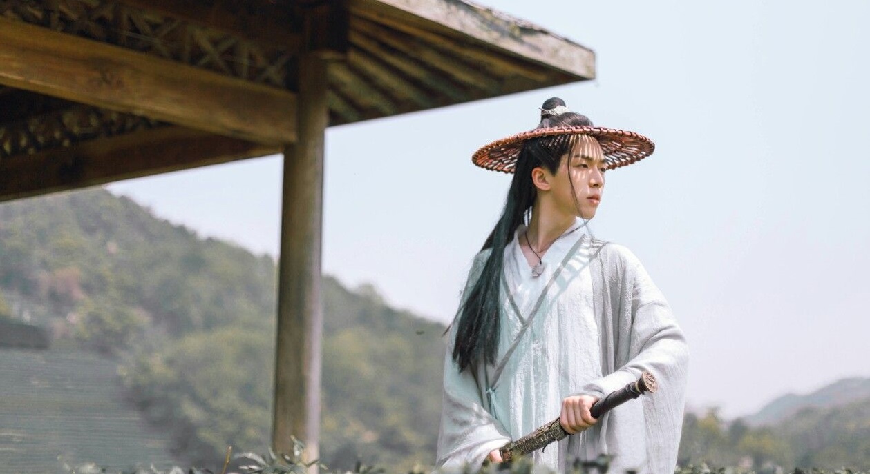 Người tầm thường chỉ biết nhìn lỗi lầm của người khác, chỉ có cao nhân mới nhìn ra lỗi lầm của chính mình