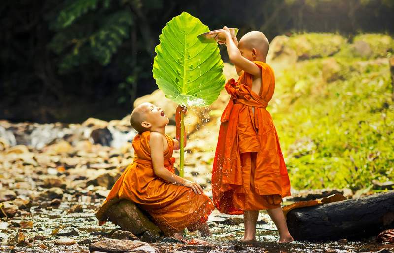 Hành thiện vui nhất là không cầu người biết, thi ân kỵ nhất là đợi được đáp đền