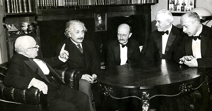 Einstein: “Ông đặt trí thông minh của ông lên bàn đây thì tôi có thể tin rằng ông có một bộ óc thông minh”