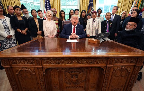 TT Trump gặp gỡ người tập Pháp Luân Công và các nạn nhân bị đàn áp tôn giáo