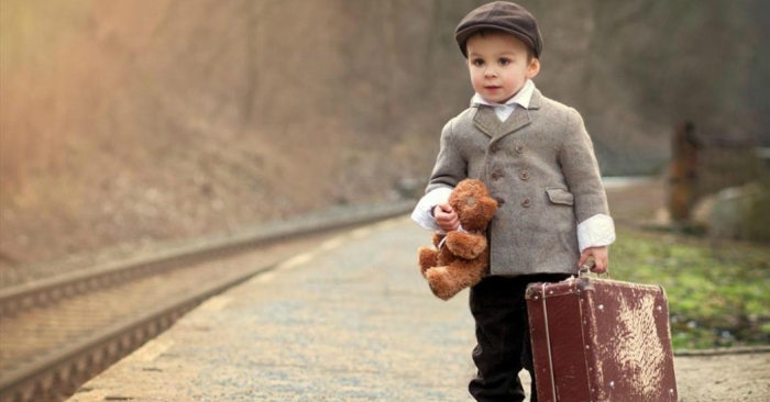 Bất chấp ánh nhìn của người khác, cậu bé trên xe bus vẫn mỉm cười