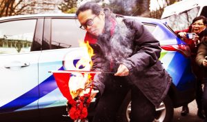 Cờ đỏ Trung Quốc bị ném xuống biển, thầy phong thủy tiết lộ bí mật kinh người