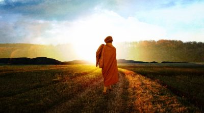 Cuộc gặp gỡ ly kỳ giữa vị tăng nhân Miến Điện và 2 người ngoài hành tinh