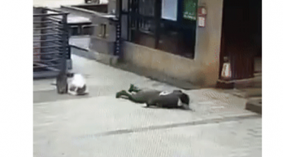 Cảnh người dân được cho là trong tâm dịch Vũ Hán đột ngột ngã xuống đất và nôn ra máu hệt như phim zombie gây bão