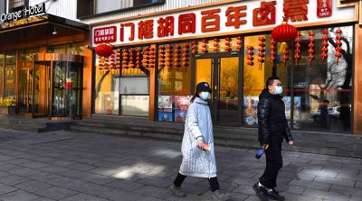 Dịch bệnh hoành hành, các doanh nghiệp TQ buộc phải giảm lương và sa thải nhân viên