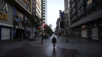 Video bệnh nhân Vũ Hán kể lại việc chứng kiến bệnh nhân chưa chết bị cho vào túi đựng xác