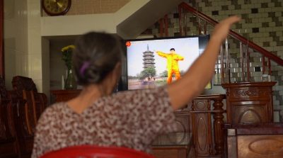Câu chuyện đầy nước mắt của người phụ nữ bị liệt, bật dậy đi được nhờ tập theo “ông áo vàng”